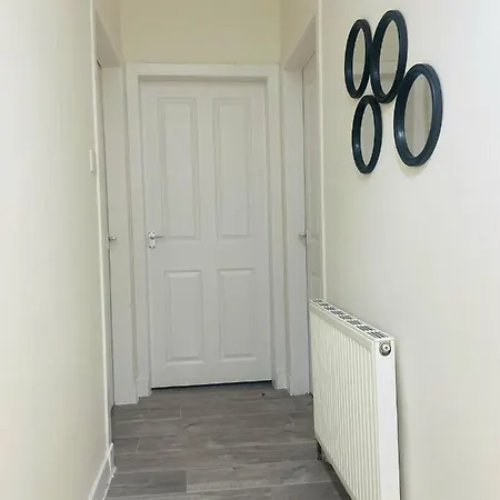 Immaculate 3-bed In Close To M8 Apartment Glasgow