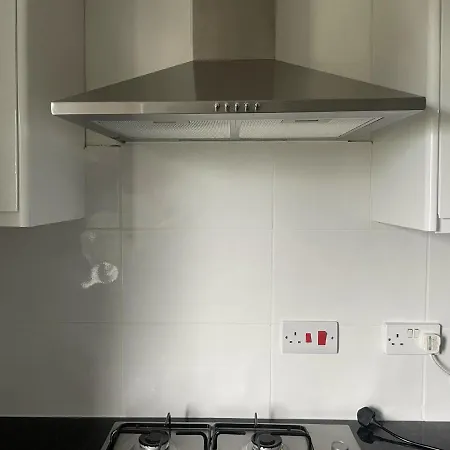 Immaculate 3-bed In Close To M8 Apartment *