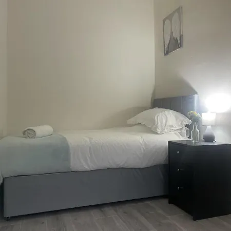 Apartment Immaculate 3-bed In Close To M8