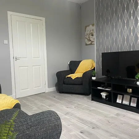 Immaculate 3-bed In Close To M8 Apartment