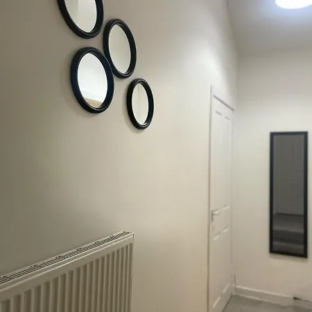 Apartment Immaculate 3-bed In Close To M8 Glasgow