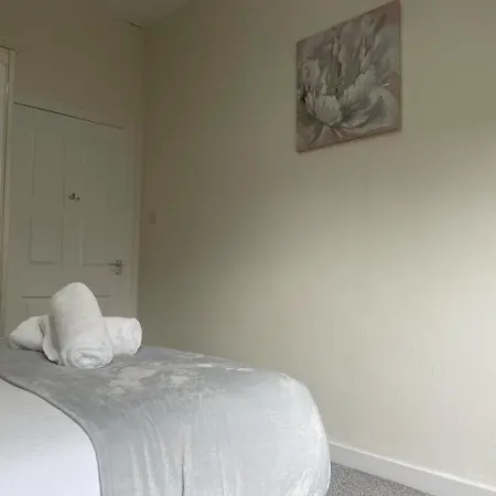 Immaculate 3-bed In Close To M8 Apartment Glasgow