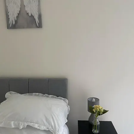 Immaculate 3-bed In Close To M8 Apartment Glasgow