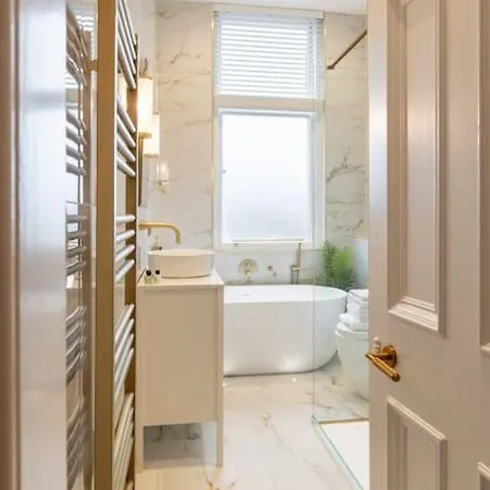 The Devonshire - Your 5 Star West End Stay! דירה