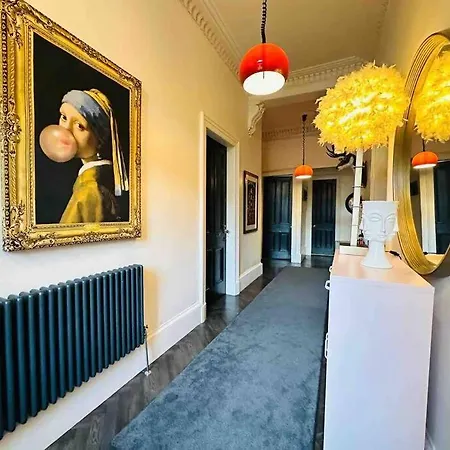 Spacious Ground Floor In Heart Of West End Apartment