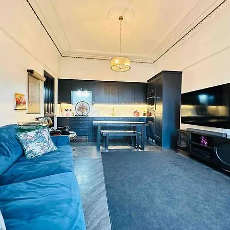 Spacious Ground Floor In Heart Of West End Glasgow
