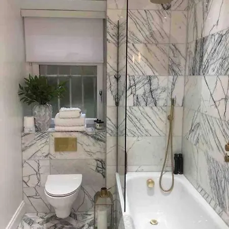 Spacious Ground Floor In Heart Of West End