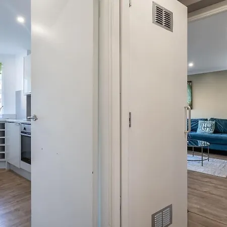 Apartment ** Modern Merchant 1 Bed With Free Parking ** *