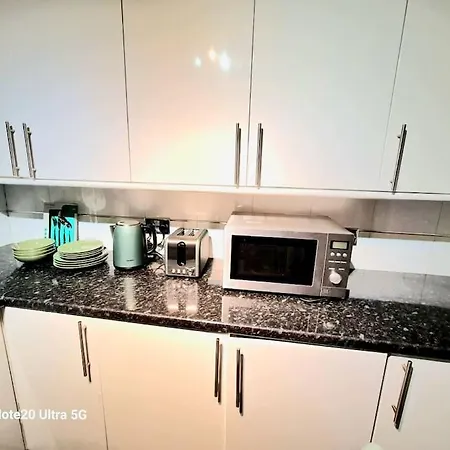Apartment Stunning 2-bedrooms 1 Living Spacious Family Friendly Glasgow