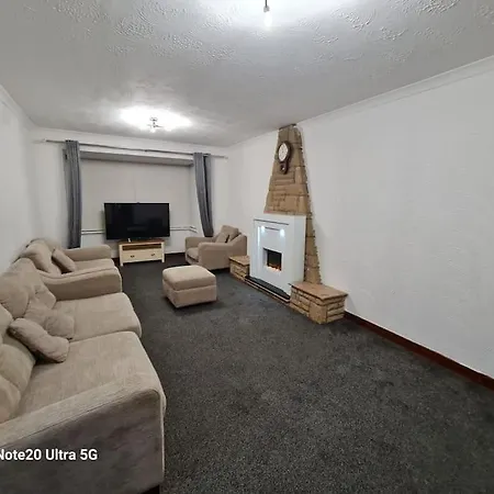 Apartment Stunning 2-bedrooms 1 Living Spacious Family Friendly Glasgow