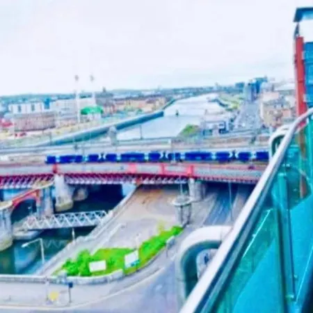 Apartman Designer Penthouse With Riverviews - G1 Centre, 3 Bedrooms, 2 Bathrooms, 1 Living / Kitchen. Full Floor, Wrap Around Terrace, Panoramic Views, Off Station / Buchanan Street *