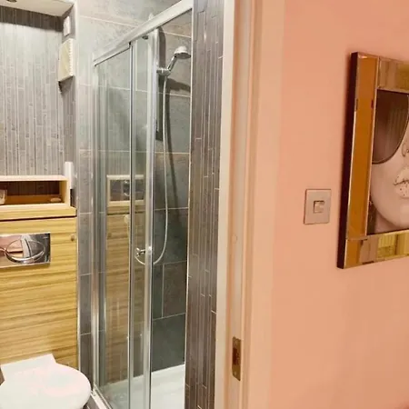 Designer Penthouse With Riverviews - G1 Centre, 3 Bedrooms, 2 Bathrooms, 1 Living / Kitchen. Full Floor, Wrap Around Terrace, Panoramic Views, Off Station / Buchanan Street Apartman Glasgow