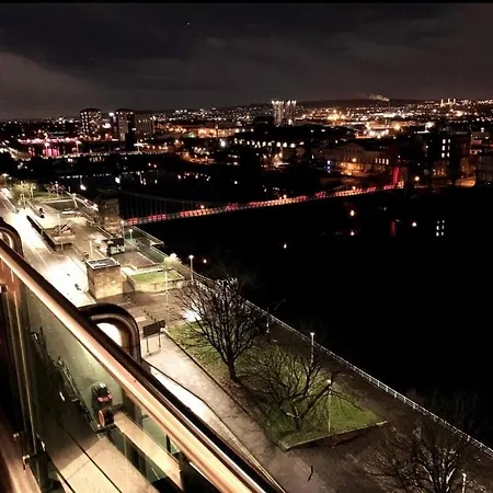Appartement Designer Penthouse With Riverviews - G1 Centre, 3 Bedrooms, 2 Bathrooms, 1 Living / Kitchen. Full Floor, Wrap Around Terrace, Panoramic Views, Off Station / Buchanan Street Glasgow
