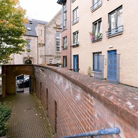 Spacious Flat Next To With Parking - 9309812 * Glasgow