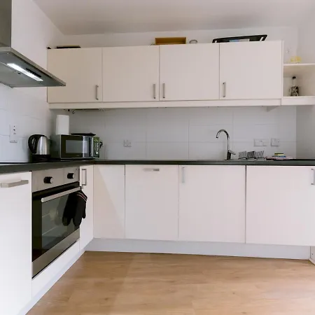 Spacious Flat Next To With Parking - 9309812 Apartamento *
