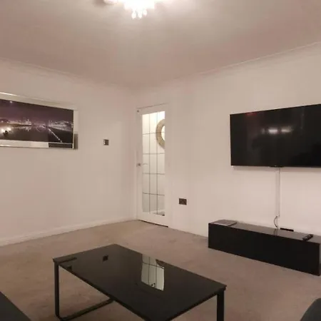Lovely 3 Bed In With Free Parking * Glasgow