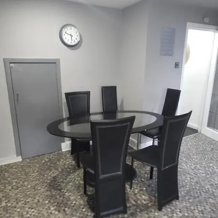 Lovely 3 Bed In With Free Parking *