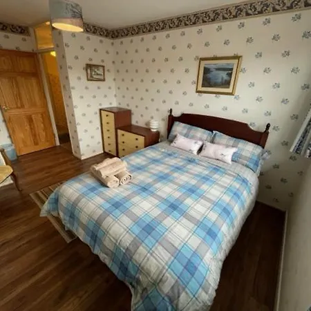 West End Hidden Gem - Modern 2-bedroom With Residents Patio * Glasgow