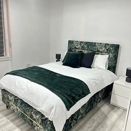 Newly Renovated Lux 2 Bed Apartment *
