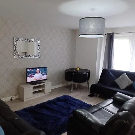 Apartment Bellway Commonwealth Apartment, Only Ages Over 23