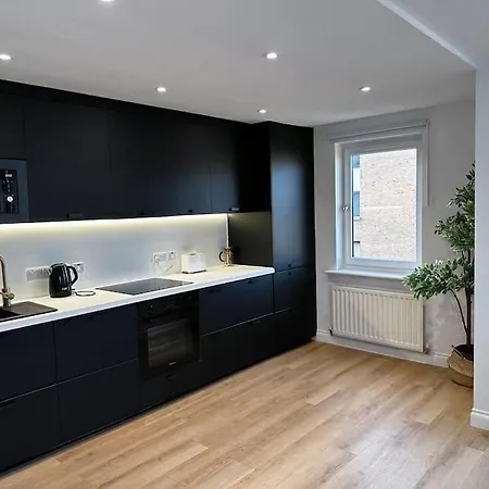 3 Bedroom/3 Bathroom Large Flat Near Ovo Hydro *