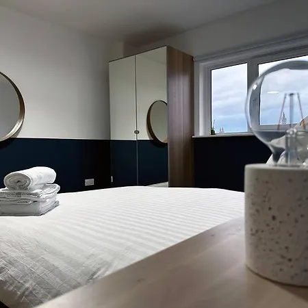 3 Bedroom/3 Bathroom Large Flat Near Ovo Hydro *