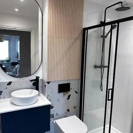 3 Bedroom/3 Bathroom Large Flat Near Ovo Hydro דירה *