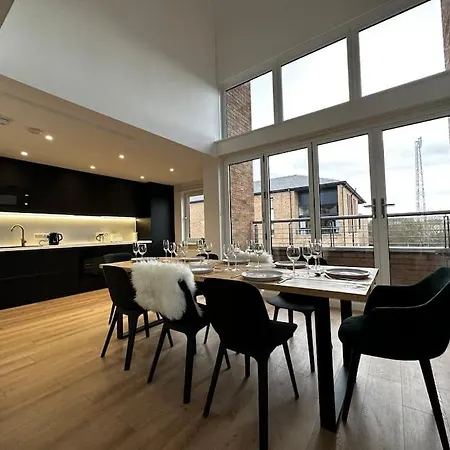 Apartment 3 Bedroom/3 Bathroom Large Flat Near Ovo Hydro