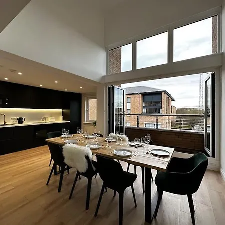 Apartment 3 Bedroom/3 Bathroom Large Flat Near Ovo Hydro *