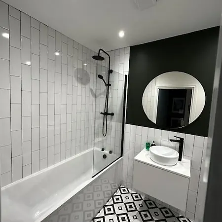 3 Bedroom/3 Bathroom Large Flat Near Ovo Hydro