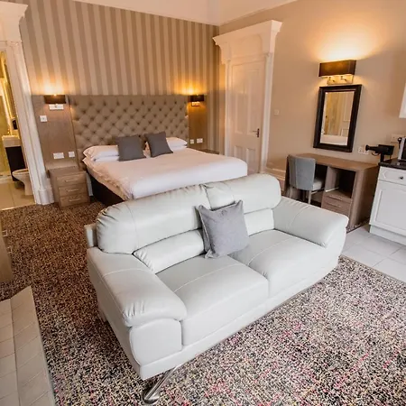 Embassy Apartment *