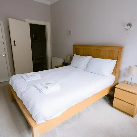 Bright In Ideal West End Location