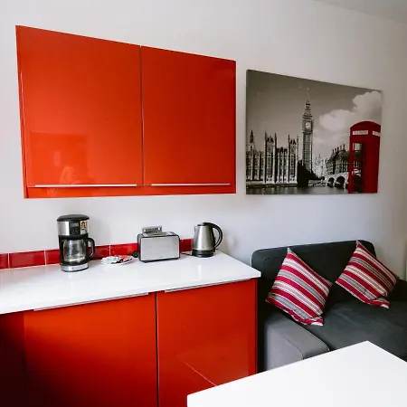 Bright In Ideal West End Location