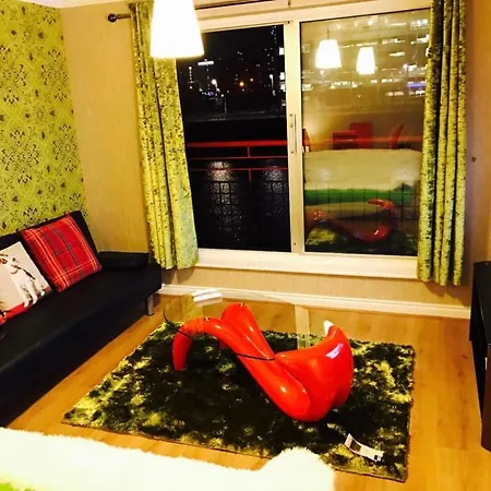 City Centre Flat With River Views And Parking Glasgow
