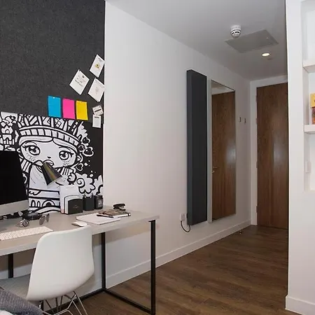 Lejlighed Modern Living At Riverside In The Heart Of