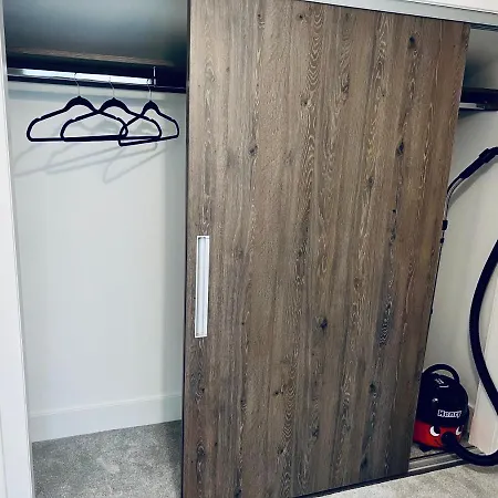 Semesterbostad Glasgow City Central Executive Triplex House, 3 Bedroom 3 Bathrooms 1 Living Room Kitchen - Huge Terrace For Master Bedroom - Private E Parking Lez Congestion Zone Free - Garden - 5 Mins Drive To City Centre Central Station *