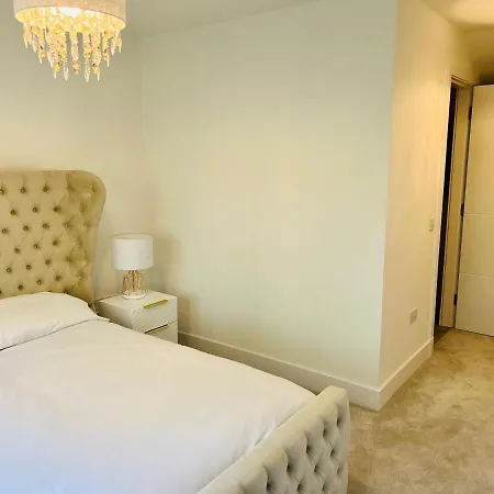 Glasgow City Central Executive Triplex House, 3 Bedroom 3 Bathrooms 1 Living Room Kitchen - Huge Terrace For Master Bedroom - Private E Parking Lez Congestion Zone Free - Garden - 5 Mins Drive To City Centre Central Station *