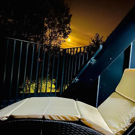 Glasgow City Central Executive Triplex House, 3 Bedroom 3 Bathrooms 1 Living Room Kitchen - Huge Terrace For Master Bedroom - Private E Parking Lez Congestion Zone Free - Garden - 5 Mins Drive To City Centre Central Station Glasgow