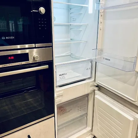 Glasgow City Central Executive Triplex House, 3 Bedroom 3 Bathrooms 1 Living Room Kitchen - Huge Terrace For Master Bedroom - Private E Parking Lez Congestion Zone Free - Garden - 5 Mins Drive To City Centre Central Station Tatil Evi *