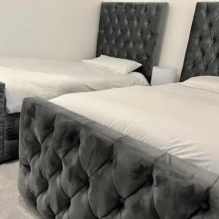 Glasgow City Central Executive Triplex House, 3 Bedroom 3 Bathrooms 1 Living Room Kitchen - Huge Terrace For Master Bedroom - Private E Parking Lez Congestion Zone Free - Garden - 5 Mins Drive To City Centre Central Station Tatil Evi *