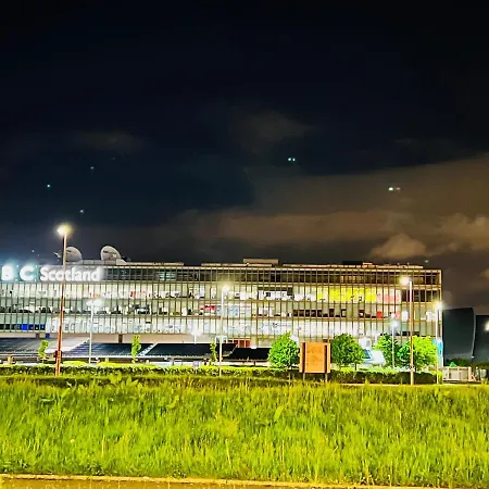 度假居 Executive Triplex House, 3 Bedroom 3 Bathrooms 1 Living Kitchen - Huge Terrace For Master Bedroom - Private E Parking Lez Congestion Zone Free - Garden - 5 Mins Drive To Centre Station 格拉斯哥