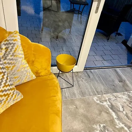 Sec Hydro Executive Triplex Townhouse, Central, 3 Bedrooms/3 Bathrooms, 1 Living Room/kitchen, 3 Floors, Master Bed's Terrace, Main Door, Garden, * Glasgow