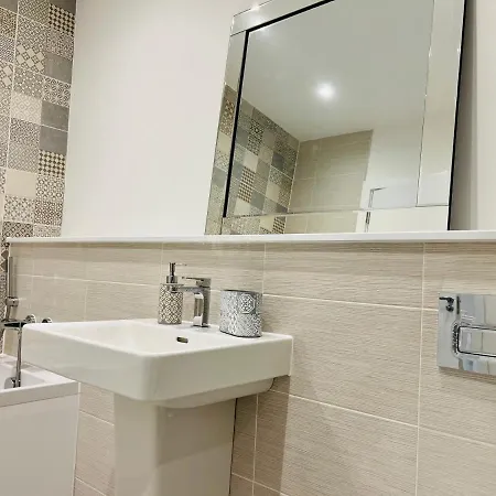 Glasgow City Central Executive Triplex House, 3 Bedroom 3 Bathrooms 1 Living Room Kitchen - Huge Terrace For Master Bedroom - Private E Parking Lez Congestion Zone Free - Garden - 5 Mins Drive To City Centre Central Station Glasgow