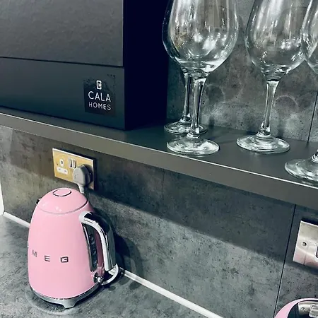 Semesterbostad Glasgow City Central Executive Triplex House, 3 Bedroom 3 Bathrooms 1 Living Room Kitchen - Huge Terrace For Master Bedroom - Private E Parking Lez Congestion Zone Free - Garden - 5 Mins Drive To City Centre Central Station Glasgow