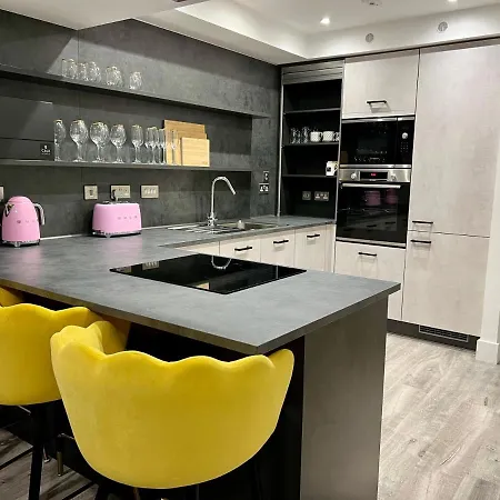 Executive Triplex House, 3 Bedroom 3 Bathrooms 1 Living Kitchen - Huge Terrace For Master Bedroom - Private E Parking Lez Congestion Zone Free - Garden - 5 Mins Drive To Centre Station Tatil Evi Glasgow
