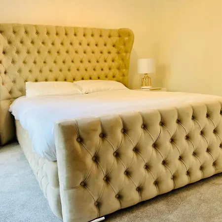 Glasgow City Central Executive Triplex House, 3 Bedroom 3 Bathrooms 1 Living Room Kitchen - Huge Terrace For Master Bedroom - Private E Parking Lez Congestion Zone Free - Garden - 5 Mins Drive To City Centre Central Station Tatil Evi *