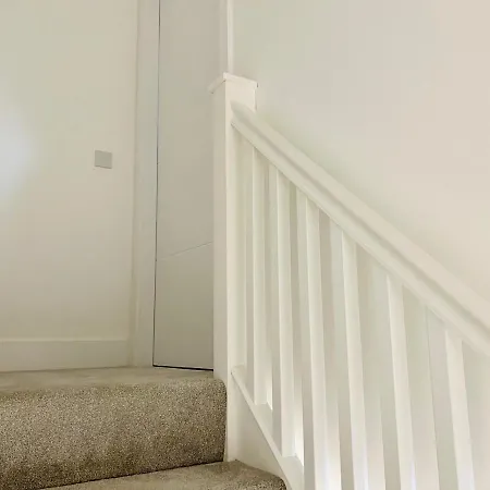 Executive Triplex House, 3 Bedroom 3 Bathrooms 1 Living Kitchen - Huge Terrace For Master Bedroom - Private E Parking Lez Congestion Zone Free - Garden - 5 Mins Drive To Centre Station * Glasgow