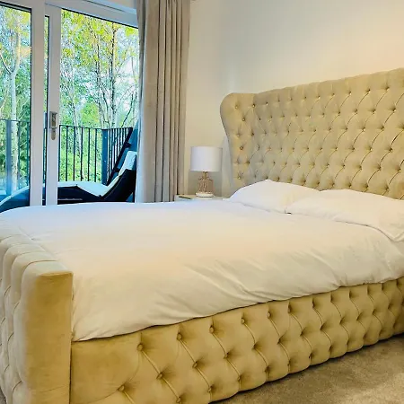 Semesterbostad Glasgow City Central Executive Triplex House, 3 Bedroom 3 Bathrooms 1 Living Room Kitchen - Huge Terrace For Master Bedroom - Private E Parking Lez Congestion Zone Free - Garden - 5 Mins Drive To City Centre Central Station Glasgow