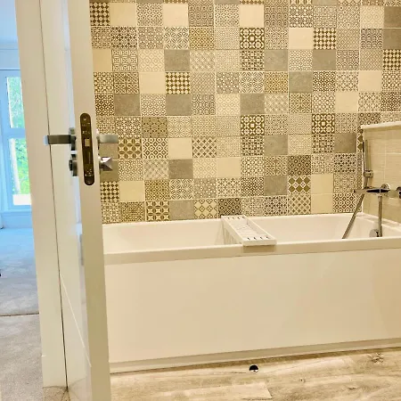 Glasgow City Central Executive Triplex House, 3 Bedroom 3 Bathrooms 1 Living Room Kitchen - Huge Terrace For Master Bedroom - Private E Parking Lez Congestion Zone Free - Garden - 5 Mins Drive To City Centre Central Station Tatil Evi *