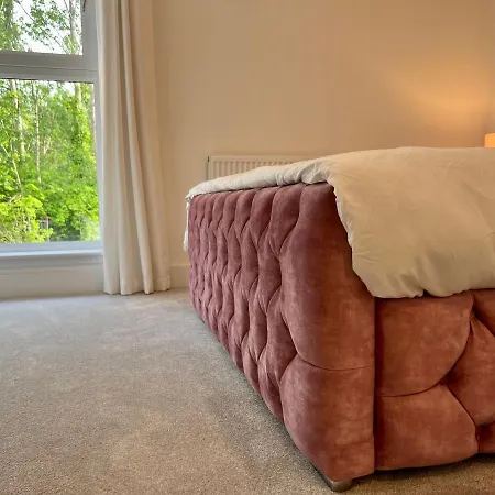 Sec Hydro Executive Triplex Townhouse, Central, 3 Bedrooms/3 Bathrooms, 1 Living Room/kitchen, 3 Floors, Master Bed's Terrace, Main Door, Garden, Glasgow